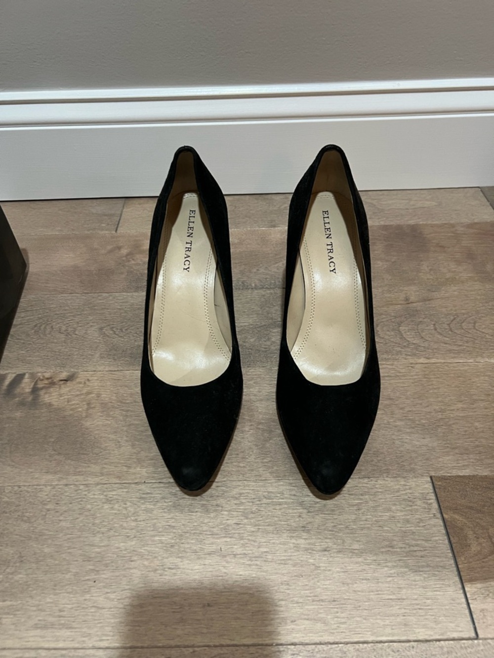 Ellen Tracy Black Suede Pointed Toe Pumps